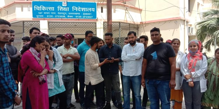 यूकेडी ने किया Tds कंपनी के खिलाफ प्रदर्शन