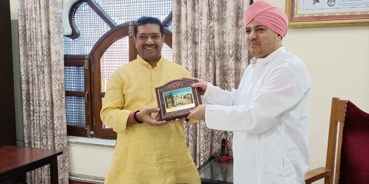 उत्तराखण्ड के महामंत्री अजय कुमार ने सोमवार को श्री दरबार साहिब में टेका मत्था टेका