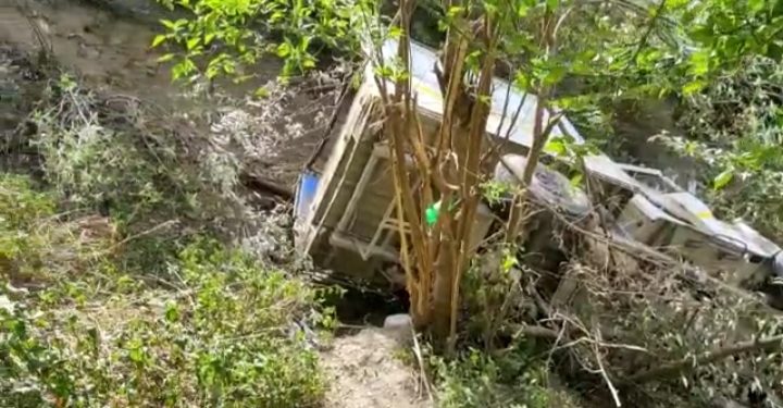 दुर्घटना: वाहन के खाई में गिरने से एक की मौत