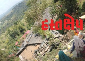 ब्रेकिंग : टिप्पर वाहन सड़क से लुढ़का