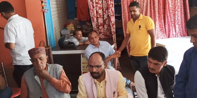 बड़ी खबर: सड़क मांग को लेकर ग्रामीणों ने किया विधायक का किया घेराव