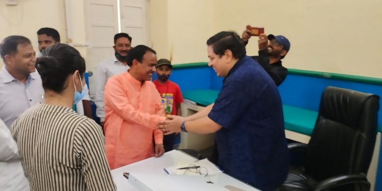 श्री महंत इन्दिरेश अस्पताल की ओर से रोगियों को निःशुल्क दवा बांटी गई