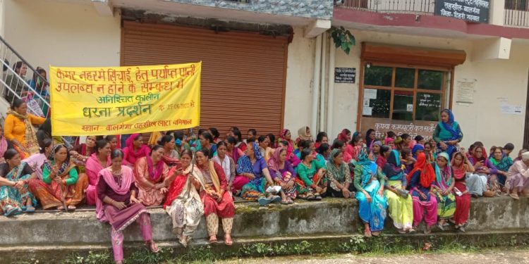 बड़ी खबर: सिंचाई नहरों को लेकर तहसील परिसर लाटा में महिलाओ ने जमकर किया विरोध प्रदर्शन