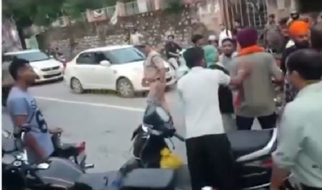 बड़ी खबर: यात्रियों ने स्थानीय महिलाओं पर की अभत्र टिप्पणी। विरोध करने पर यात्रियों ने युवक का सिर फोड़ा।