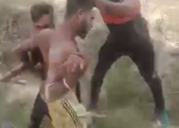 दबंगई: किच्छा में तीन लोगो ने एक युवक को बेरहमी से पीटा। वायरल वीडियो