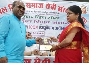 सम्मानित: सावित्रीबाई फुले एजुकेशन अवार्ड से सम्मानित हुई शिक्षिका सुमन रानी फर्स्वाण।