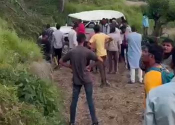 दुर्घटना: घनसाली में दुःखद सड़क हादसा। मैक्स वाहन दुर्घटनाग्रस्त, तीन युवक घायल