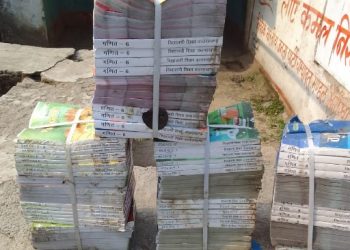 बड़ी खबर: शिक्षा विभाग की बड़ी लापरवाही। सैकड़ों किताबें नाले में फेंकी