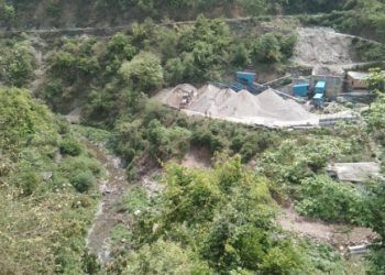 गजब: यहां मानकों को ताक पर रख नदी में संचालित स्टोन क्रेशर। आंखें मूंदे बैठा प्रशासन