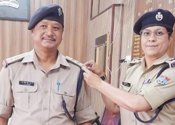 पदौन्नति: उपनिरीक्षक से निरीक्षक बने बृजमोहन राणा। पुलिस अधीक्षक श्वेता चौबे ने दी बधाई, कंधे पर लगाए स्टार