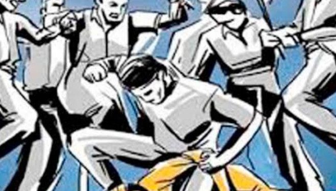 बड़ी खबर: हमलावरों के झुण्ड ने युवक को लाठी डंडों से पीटा। वीडियो वायरल