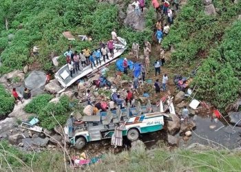 बड़ा हादसा:यमुनोत्री राष्ट्रीय राजमार्ग पर चारधाम यात्रियों से भरी बस खाई में गिरी,22 की मौत,6 घायल।