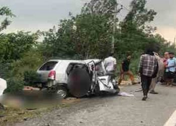 हादसा: सड़क दुघर्टना में वाहन क्षतिग्रस्त। 1की मौत दो घायल