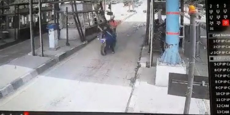 बड़ी खबर : लच्छीवाला में टोल प्लाज़ा पर सड़क दुर्घटना।देखे वीडियो