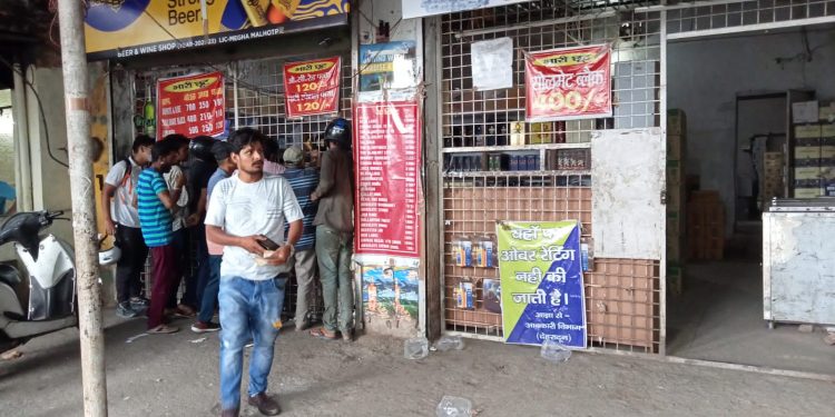 बड़ी खबर: शराब की दुकान संचालक को ओवर रेटिंग पड़ा महंगा। कटा 75 हज़ार का चालान