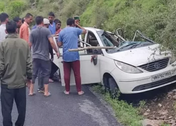 दुखद:- पहाड़ से नवनिर्वाचित प्रधान की कार पर गिरा पत्थर । हुई मौत