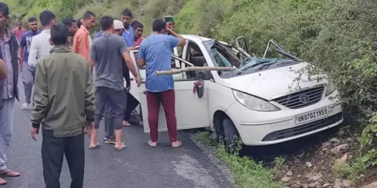 दुखद:- पहाड़ से नवनिर्वाचित प्रधान की कार पर गिरा पत्थर । हुई मौत