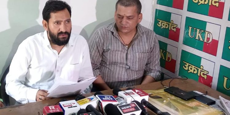 ब्रेकिंग: महिलाओं से घास छीनने पर यूकेडी आक्रोशित