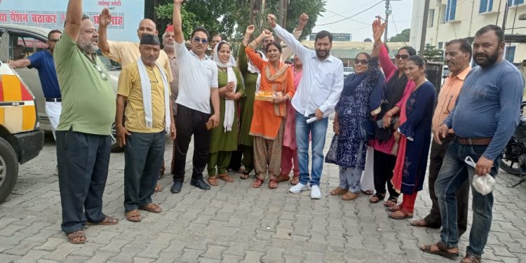 ब्रेकिंग: इस अस्पताल का अनुबंध हुआ निरस्त। यूकेडी ने मिठाई बांटकर मनाई खुशी