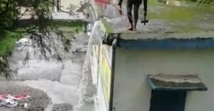 बड़ी खबर:-शिक्षा के नाम पर करोड़ों रुपए उड़ाने के बाद भी जर्जर हालत में स्कूल भवन