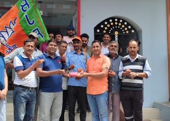 द्रोपति मुर्मू को भारत का राष्ट्रपति बनने पर बीजेपी कार्यकर्ताओं ने बांटी मिठाई