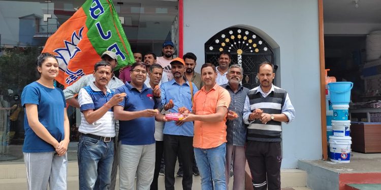 द्रोपति मुर्मू को भारत का राष्ट्रपति बनने पर बीजेपी कार्यकर्ताओं ने बांटी मिठाई