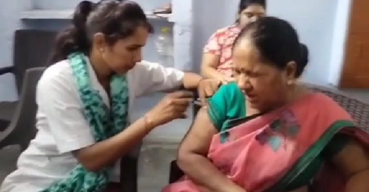 देशभर में एक बार फिर बढ़ते कोरोना के प्रभाव को देखते हुए टीकाकरण अभियान जारी।