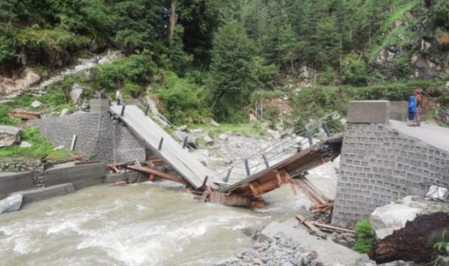 बड़ी खबर: 32 लाख की बनी पुलिया दो माह में हुई ध्वस्त