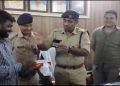 बड़ी खबर:- पुलिस टीम ने बरामद किये लाखों के कीमती मोबाइल। मालिकों को सौंपे