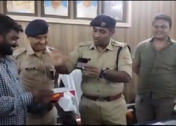 बड़ी खबर:- पुलिस टीम ने बरामद किये लाखों के कीमती मोबाइल। मालिकों को सौंपे