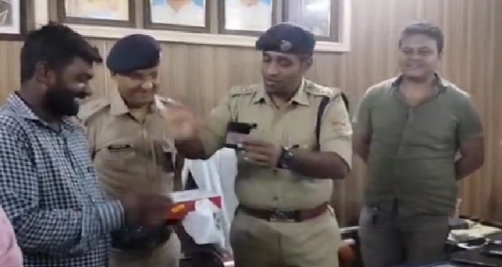बड़ी खबर:- पुलिस टीम ने बरामद किये लाखों के कीमती मोबाइल। मालिकों को सौंपे
