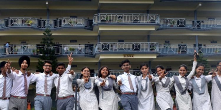 एस.जी.आर.आर. के छात्र-छात्राओं ने उत्कृष्ट प्रदर्शन कर लहराया परचम