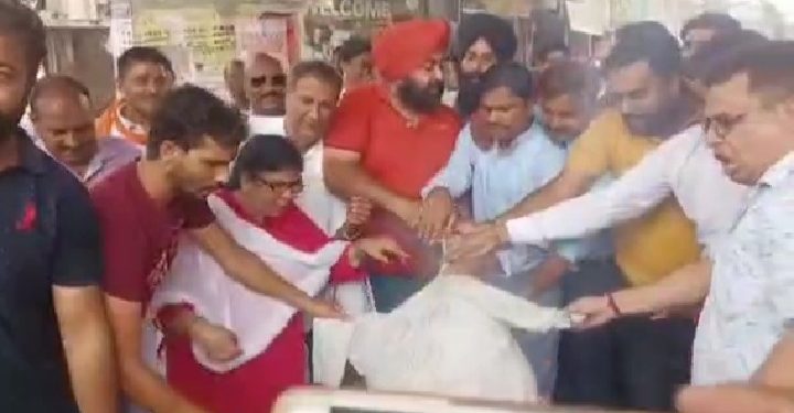 बड़ी खबर: भारतीय जनता पार्टी ने फूंका कांग्रेस की पूर्व अध्यक्ष सोनिया गांधी का पुतला