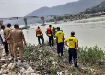 बिग ब्रेकिंग :  प्रेम में विफल होने पर नदी में कूदी महिला। मचा हड़कंप