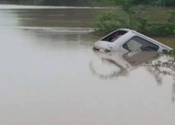 दुखद:  नदी में बही कार 9 लोगो की मौत