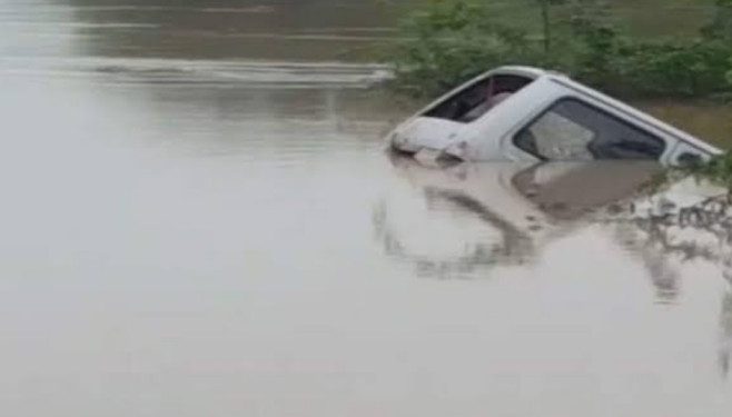 दुखद:  नदी में बही कार 9 लोगो की मौत