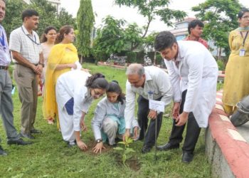श्री गुरु राम राय मेडिकल कॉलेज में छात्र छात्राओं व डॉक्टरों ने लगाए औषधीय पौघे