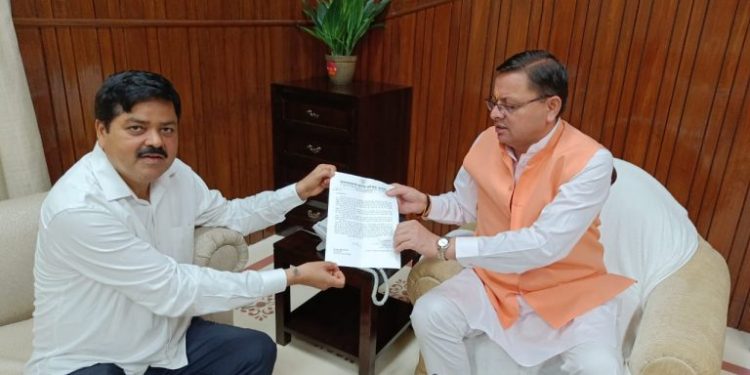 बड़ी खबर :- गणेश गोदियाल मंत्री धन सिंह की शिकायत को लेकर पहुंचे सीएम के पास।की ये बड़ी मांग