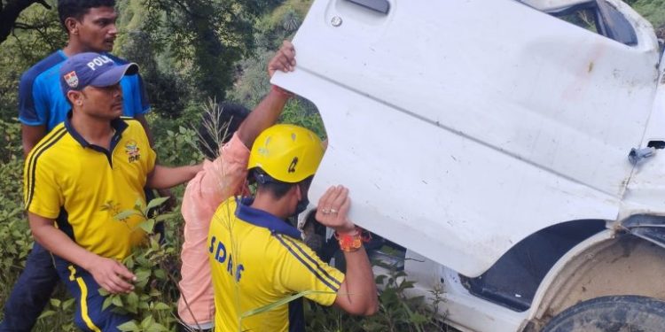 हादसा: गहरी खाई में गिरी कार। एक की मौके पर मौत