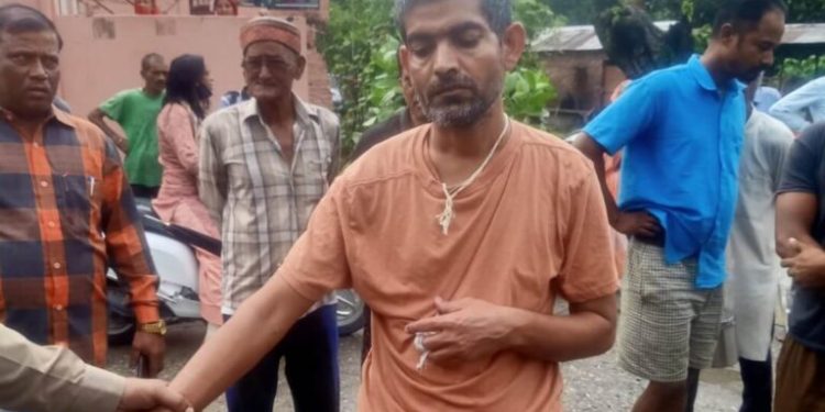 वारदात:- यहां पर युवक ने माँ पत्नी सहित तीन बच्चों को उतारा मौत के घाट। मचा हड़कंप