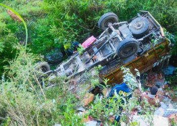 हादसा: गहरी खाई में गिरी कार वाहन दुर्घटना ग्रस्त।एक घायल