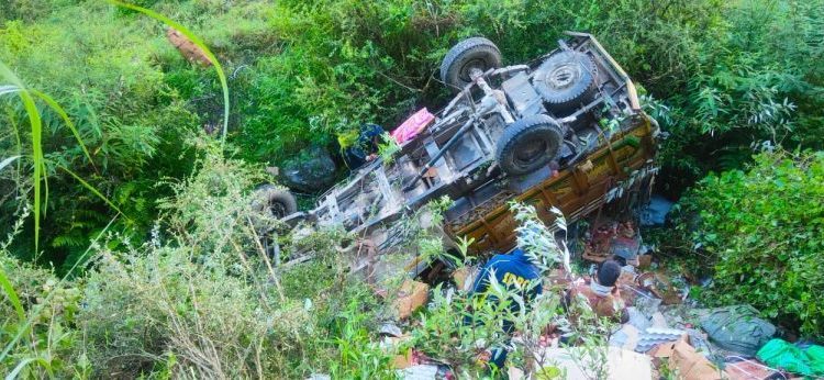 हादसा: गहरी खाई में गिरी कार वाहन दुर्घटना ग्रस्त।एक घायल