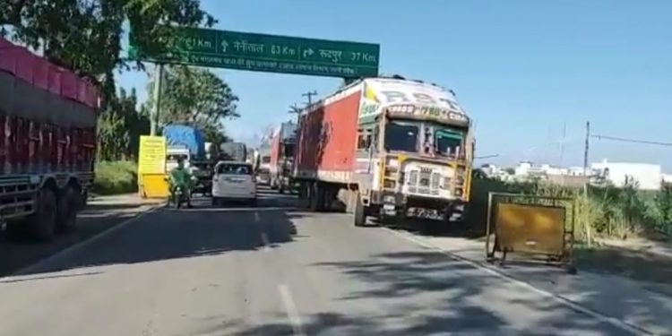 बड़ी खबर:  उत्तराखंड के बाजपुर दोराहा पर जिला पंचायत के नाम पर की जा रही अवैध वसूली