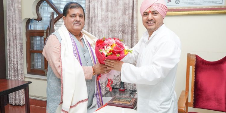 उत्तराखण्ड भाजपा प्रदेश अध्यक्ष महेन्द्र भट्ट ने श्री दरबार साहिब में टेका मत्था