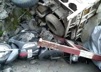 सड़क दुर्घटना :- अनियंत्रित होकर पलटी गाड़ी। दबी कई खड़ी  मोटरसाइकिलें,स्कूटी