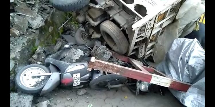 सड़क दुर्घटना :- अनियंत्रित होकर पलटी गाड़ी। दबी कई खड़ी  मोटरसाइकिलें,स्कूटी