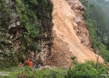 ब्रेकिंग- बारिश के चलते बागेश्वर में गिरा पहाड़। देखे विडियो