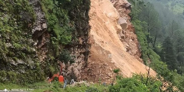 ब्रेकिंग- बारिश के चलते बागेश्वर में गिरा पहाड़। देखे विडियो