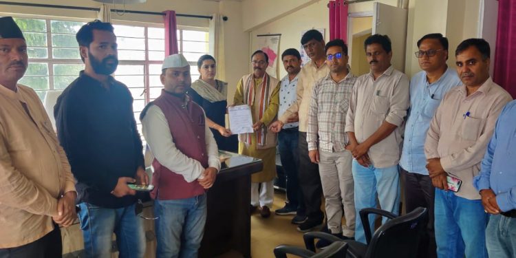 टिहरी के कांग्रेसजनों ने पेपर लीक भर्ती एवं अन्य सभी भर्ती घोटालों पर राज्यपाल से की सीबीआई जांच करवाने की मांग
