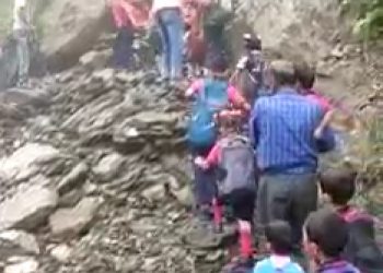 वीडियो: जान हथेली में रखकर गदेरा पार करने को मजबूर हैं स्कूली बच्चे